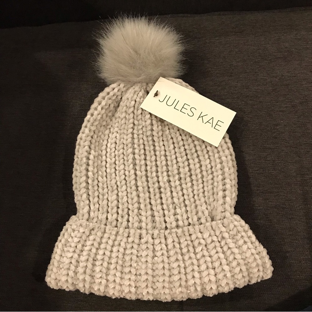 Jules Kaye NWT Pom Pom knit hat. Soft light grey hat with a vegan fur Pom Pom.
